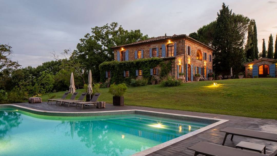 Renovated country house with pool, annex and 19 hectares of land for sale in a panoramic position in Lucignano, in the province of Arezzo, Tuscany.