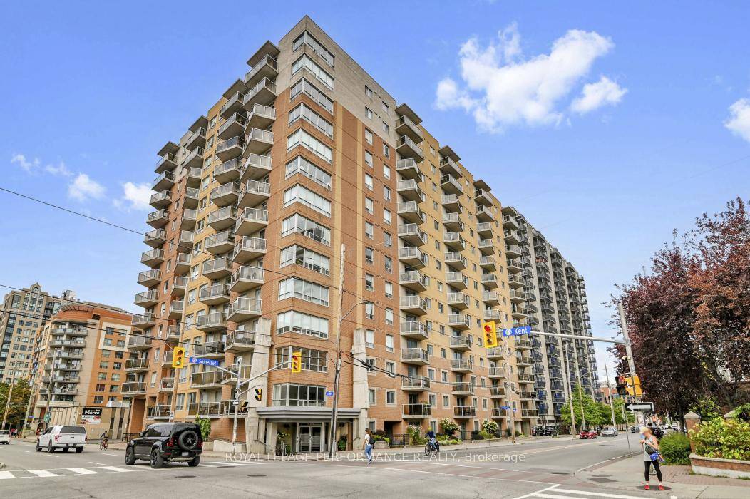 Lovely condo at 'The Strand', walk to restaurants, transit, shops, Chinatown, Parliament and all that Centre Town has to offer.