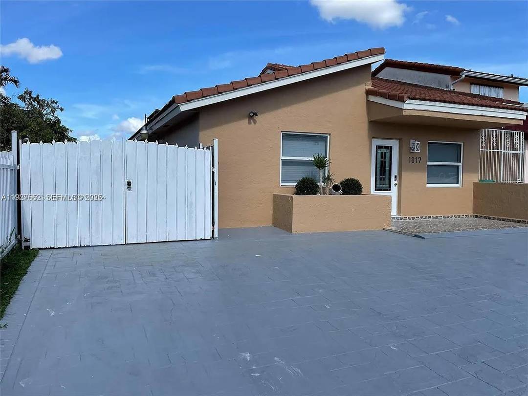 NO ASSOCIATION ! ! ! Beautiful home in the heart of Miami, featuring an excellent location.