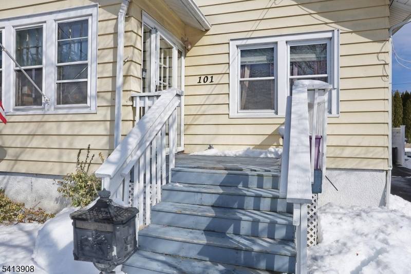 WELCOME TO THIS CHARMING HOME !