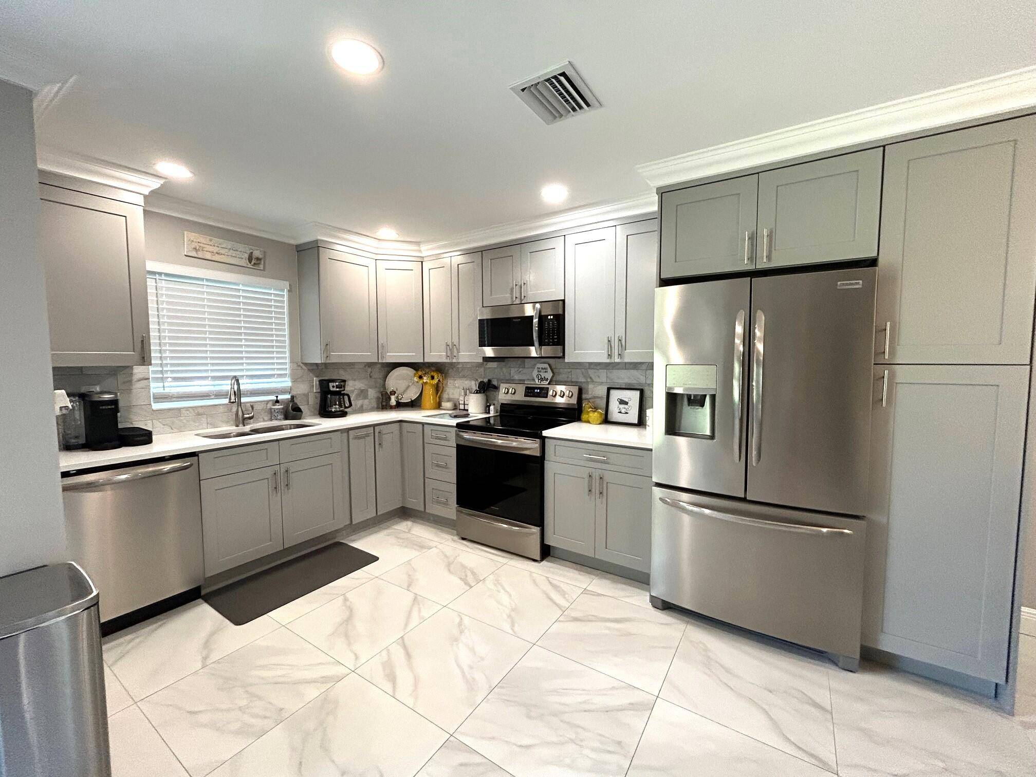 Beautifully renovated Villa located in the 55 community of Cresthaven villas.