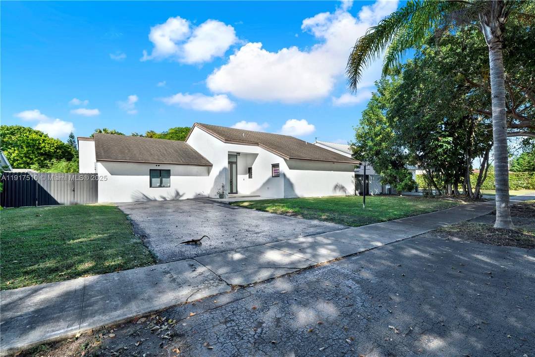 This amazing property in the heart Kendall offers incredible versatility, perfect as a multigenerational family home or an income producing investment.