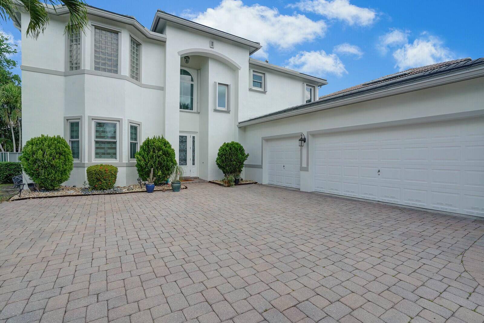 This lovely updated 5 bedroom, 3 bathroom home, complete with a 3 car garage and a spacious enclosed, screened in sunroom, is ideal for the discerning buyer seeking a move ...