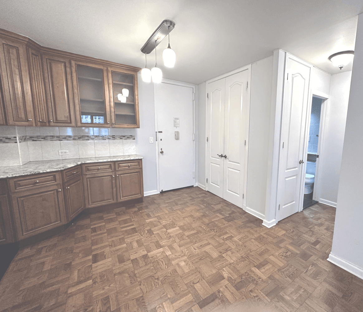 EXTREMELY EASY TO SHOW BRIGHT LIGHT SOUTH FACING BIG OPEN VIEWS.