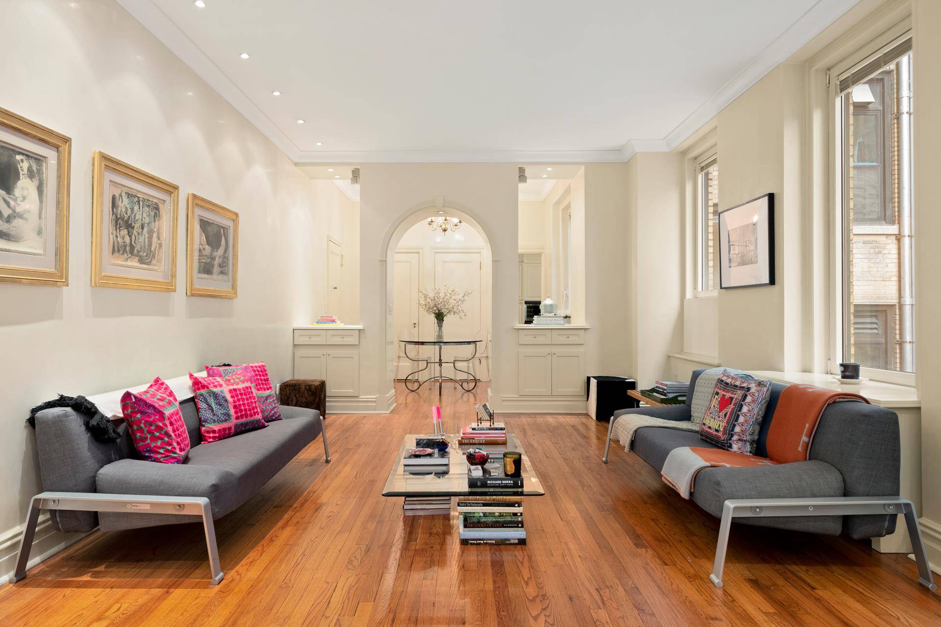 Elegant, Park Avenue pied a terre conveniently located at 58th Street in the Plaza District.