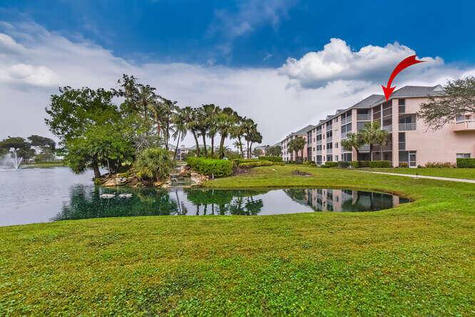 End Unit Townhouse with gorgeous lakeview.