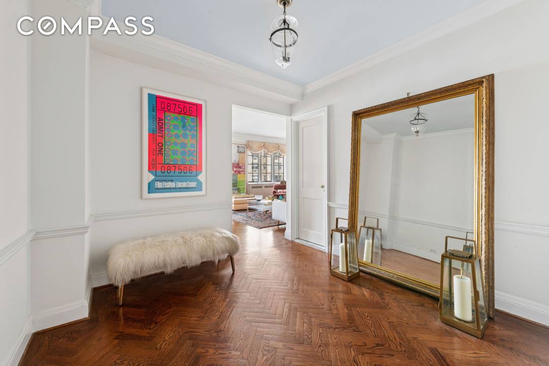 Welcome to Residence 9B at 520 East 86th Street, a thoughtfully updated and move in ready home in the heart of the Upper East Side.