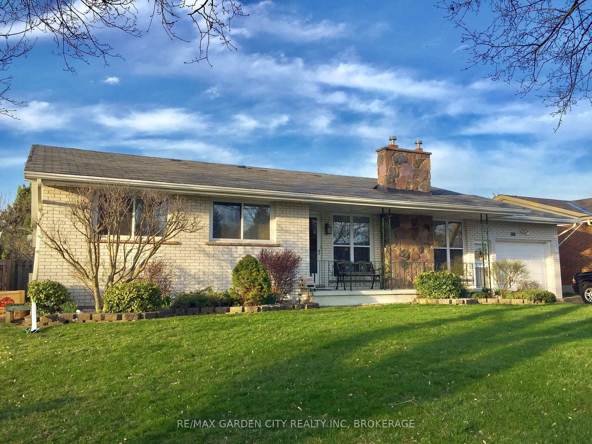 Don't miss this opportunity to live on the Beamsvile Bench in fabulous, exclusive, upscale Cherry Heights.