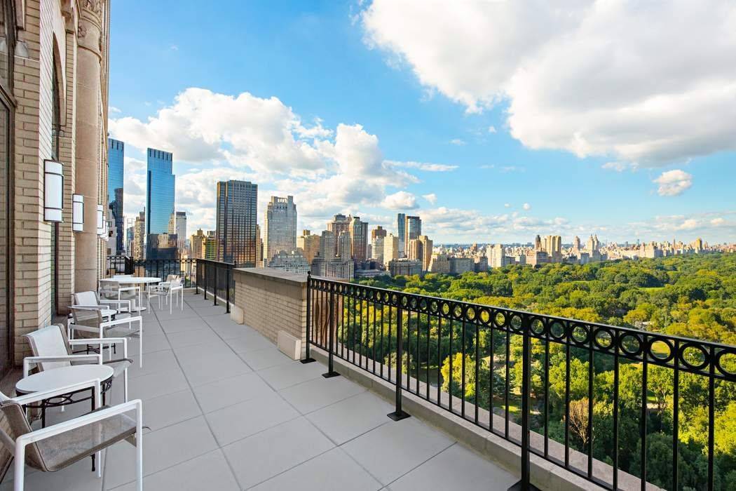 This glamorous duplex residence is defined by its stunning and commanding views over Central Park and the glittering and dramatic Manhattan skyline.