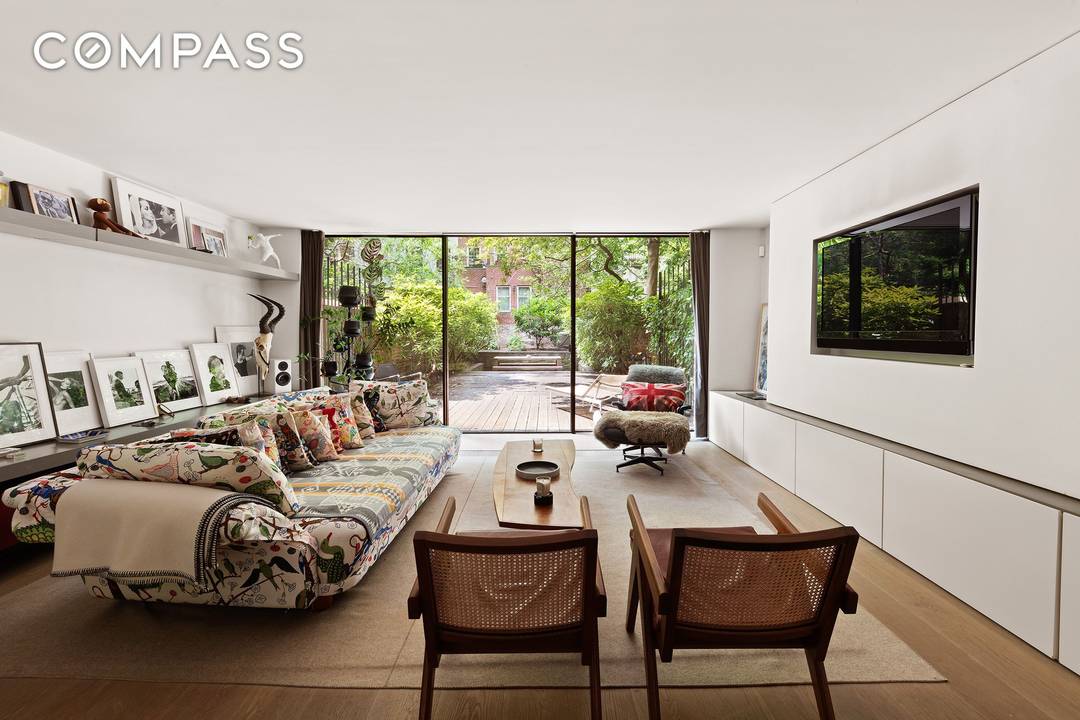 Nestled in the heart of West Chelsea, 456 West 25th Street is a townhouse that harmoniously blends historical charm with contemporary design.