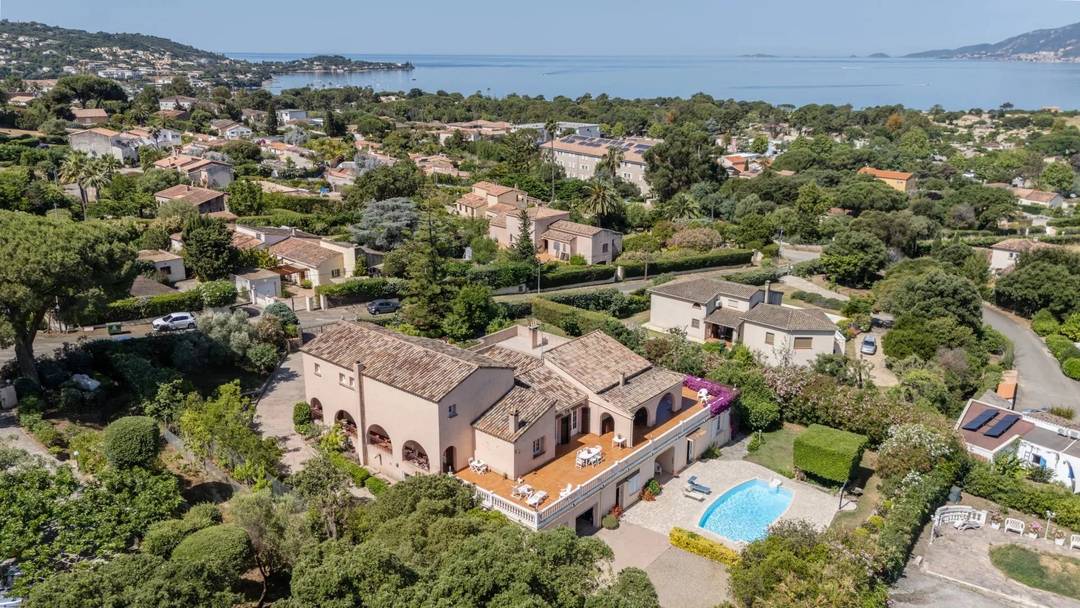 Property with swimming pool and sea view over Porticcio