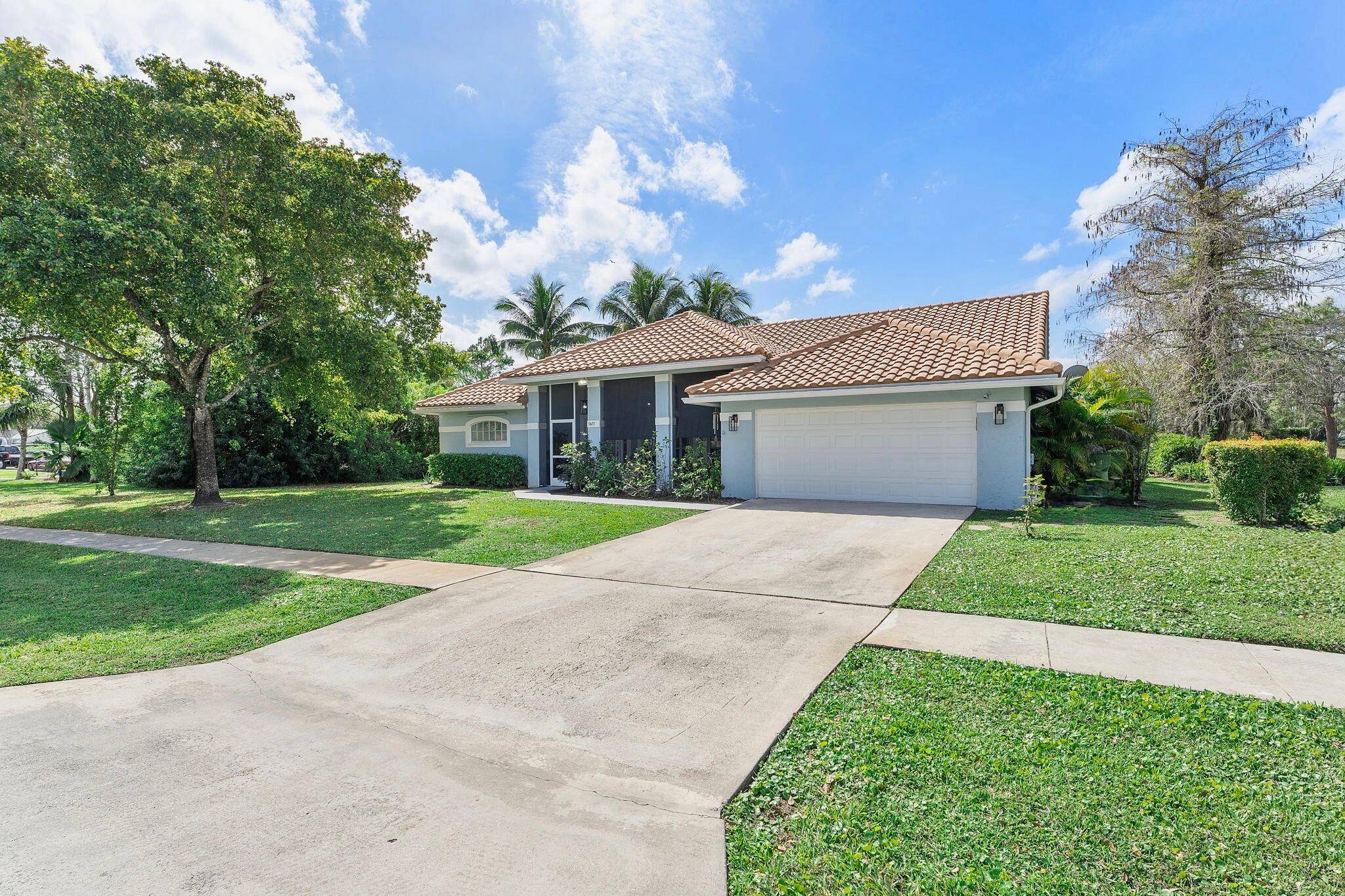 Nestled in the desirable Chatsworth Village at Greenview Shores, this beautifully upgraded home offers the perfect blend of luxury, comfort, and convenience.