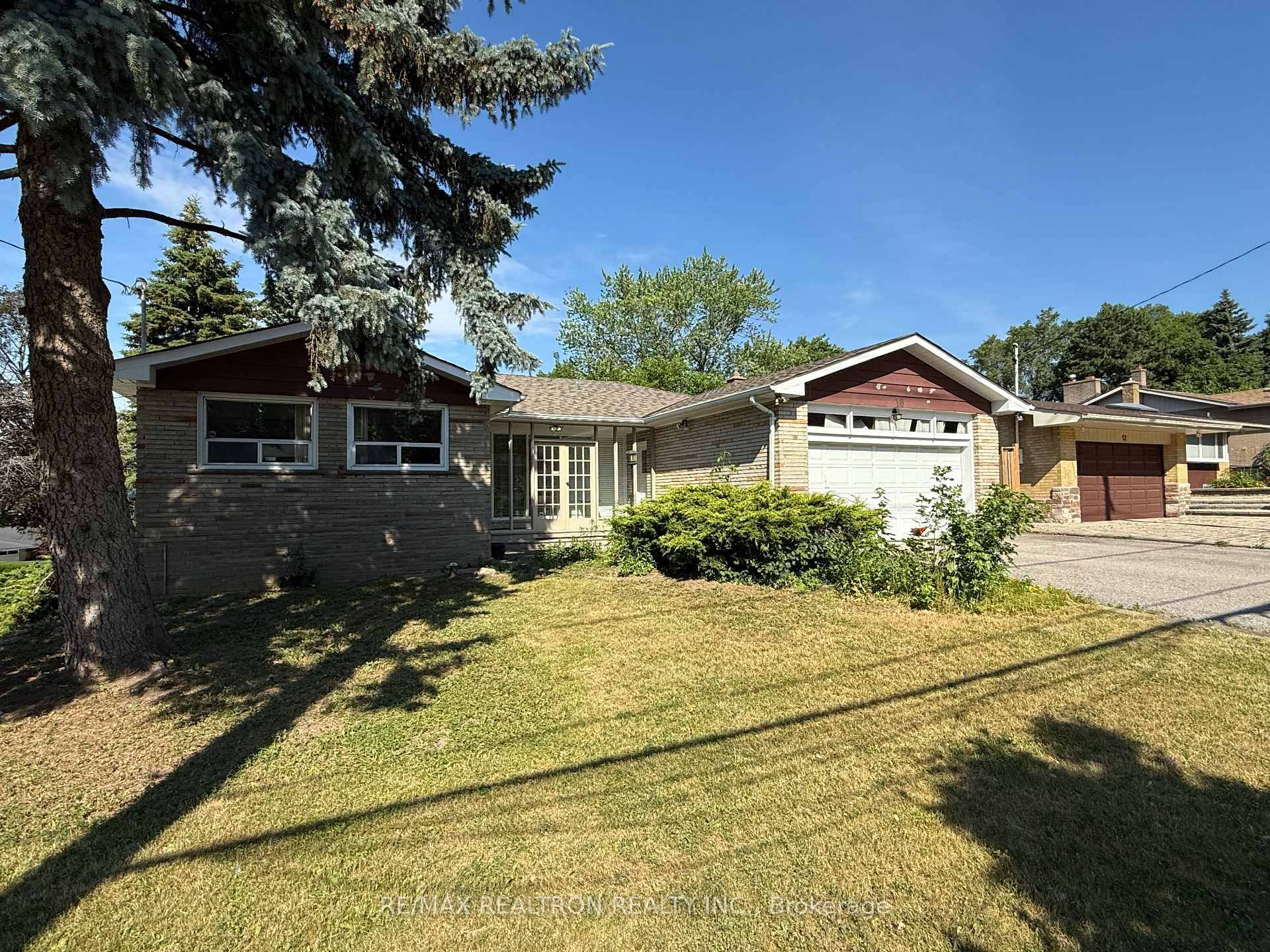 Exclusive Quiet Area Close To York Mills.