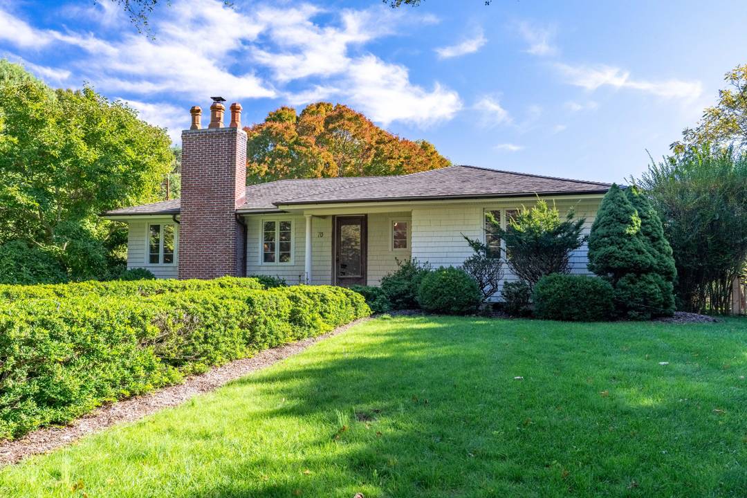 Stylish Sag Harbor Village With Pool