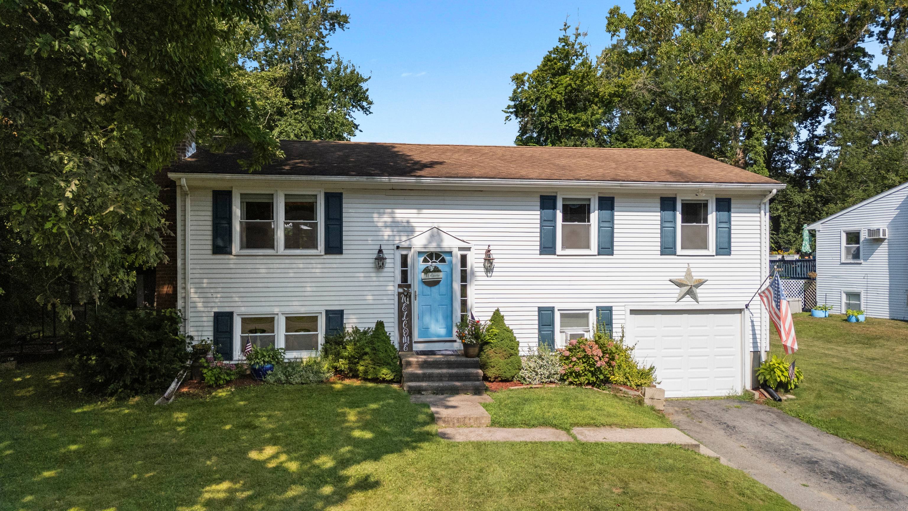 Shoreline Living in Westbrook !