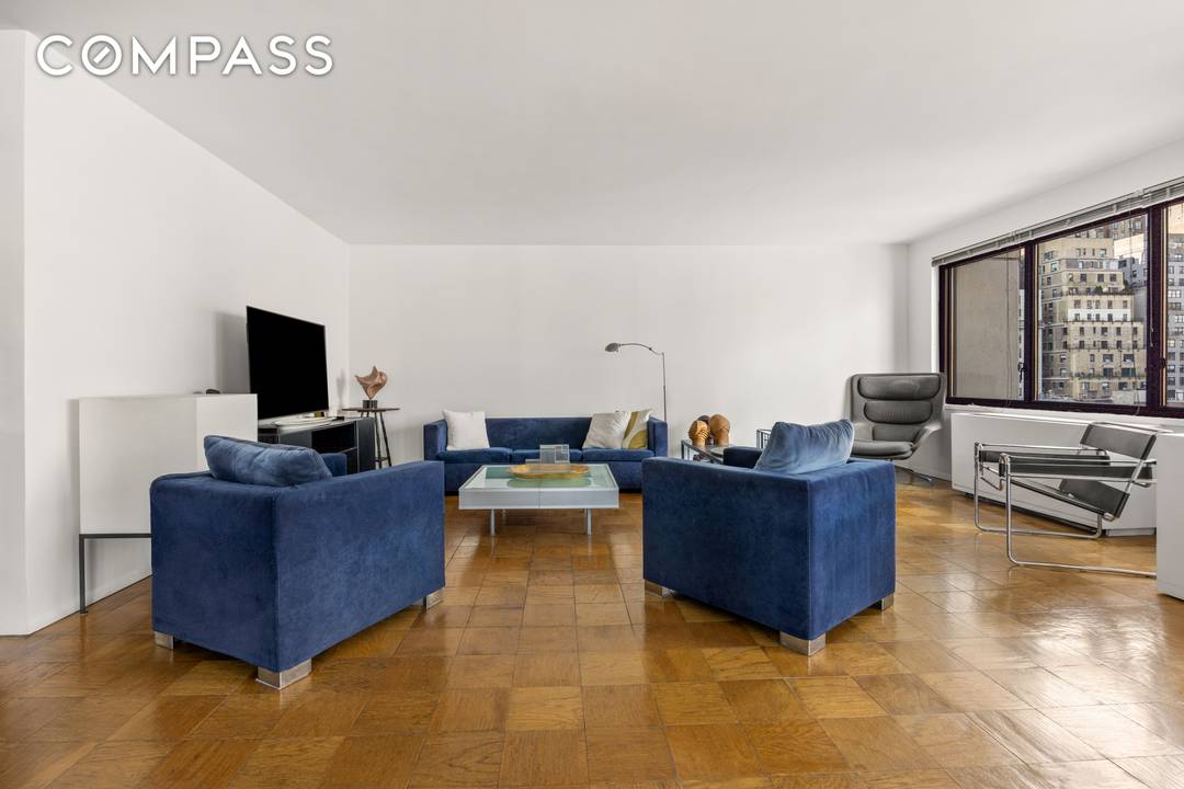 Unit 705 at 300 East 59th Street is an exceptionally spacious and thoughtfully configured residence, created through the seamless combination of the 04 and 05 lines.