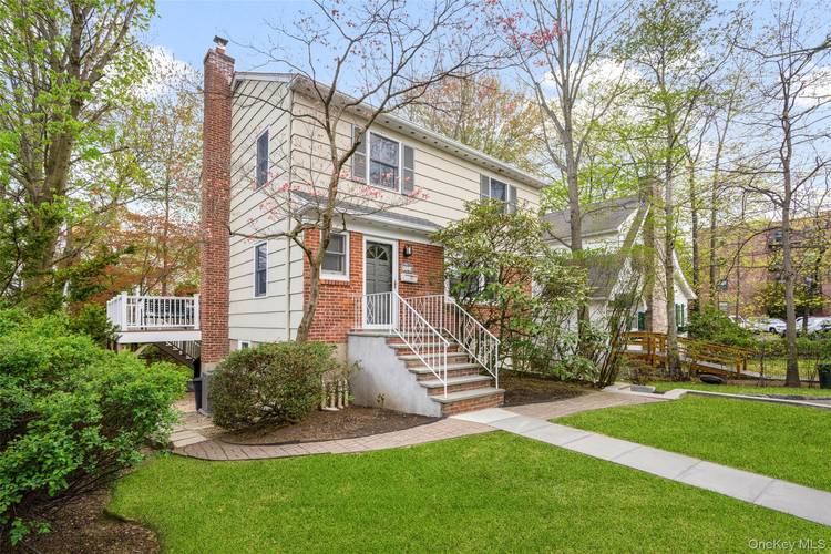 Move right in and enjoy summertime in Larchmont from this comfortable, convenient 3 bedroom home located in the heart of Larchmont village.