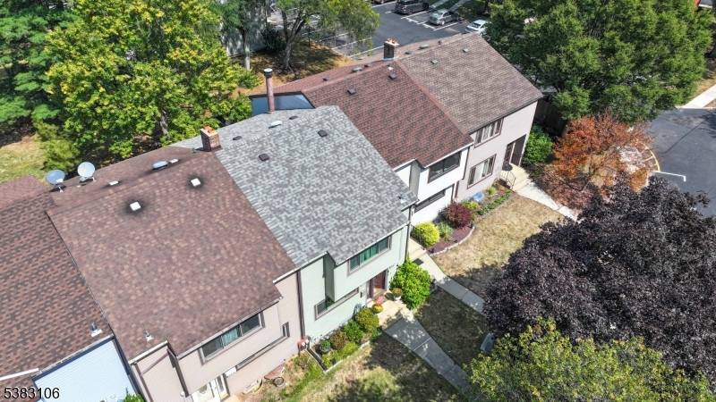 Here's your opportunity to own this great home in Brookside Square, a beautifully maintained interior unit for comfortable, carefree living !