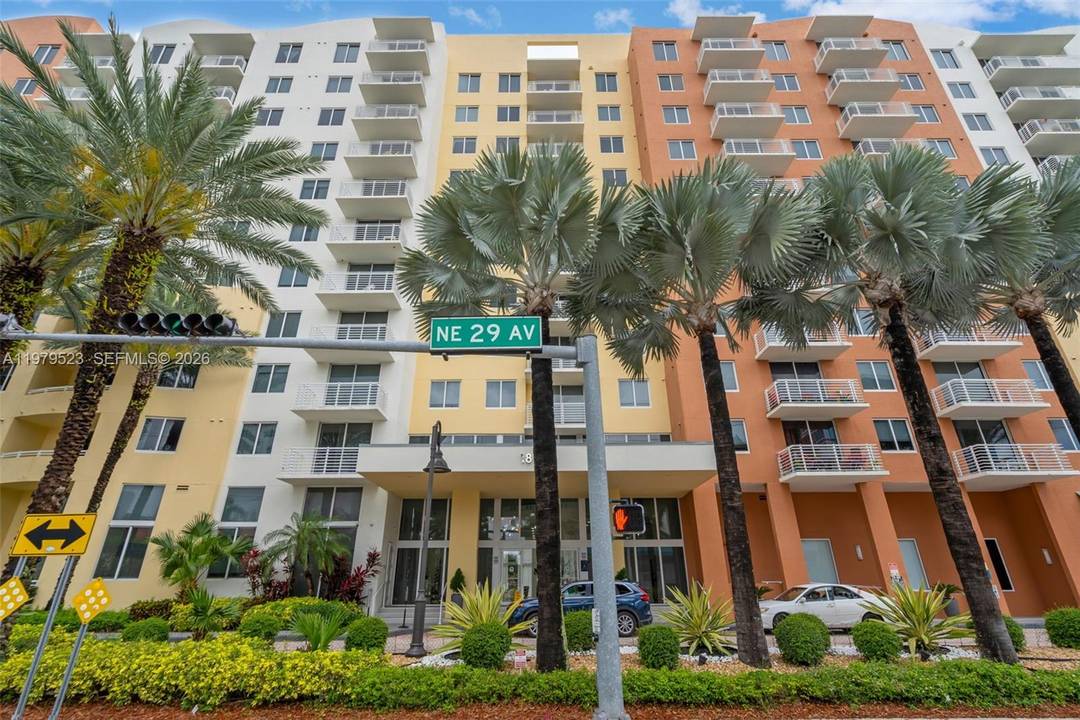 Spectacular condominium at Venture at Aventura, located on the 10th floor of an 11 story building and features 2 bedrooms and 2 full bathrooms.