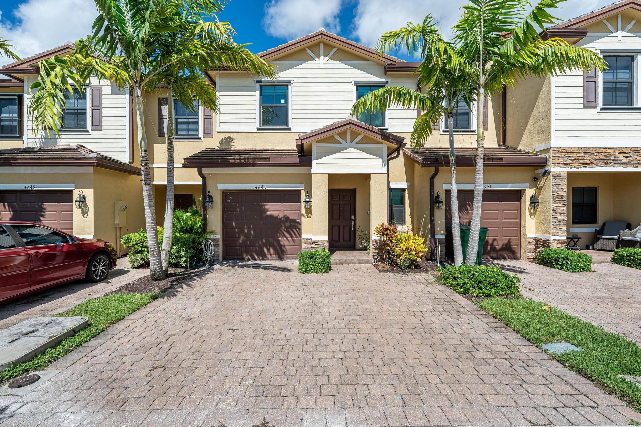 Welcome to beautiful READY TO MOVE IN Townhouse with 2 Beds 2.