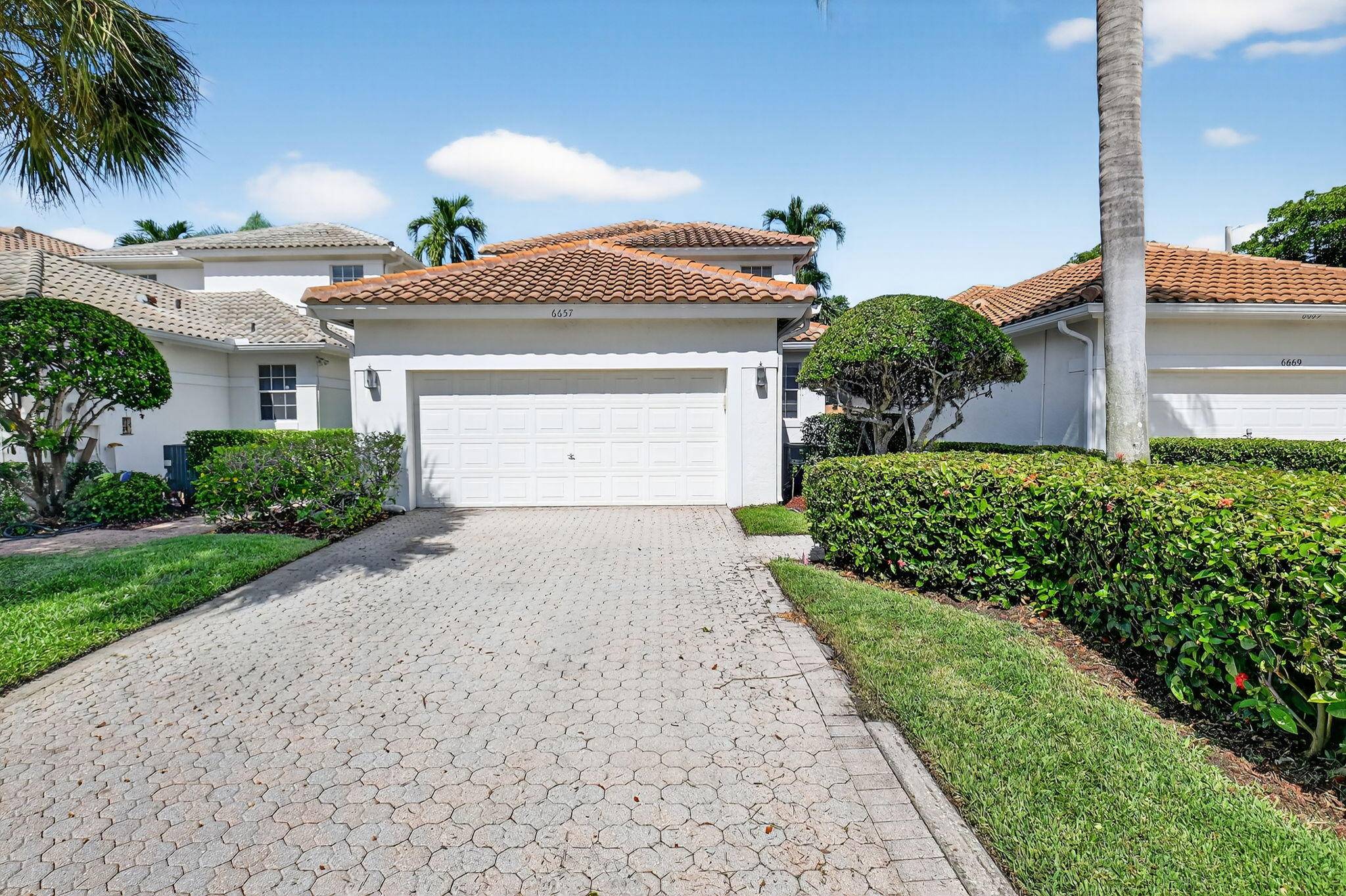 THIS BROKEN SOUND COUNTRY CLUB RENTAL INCLUDES A SPORTS MEMBERSHIP 4 MONTH LEASE.