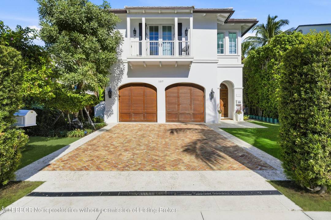 Built in 2020, this chic in town home on the ocean block of Peruvian Avenue delivers modern luxury just steps from the beach, Worth Avenue, and world class dining.