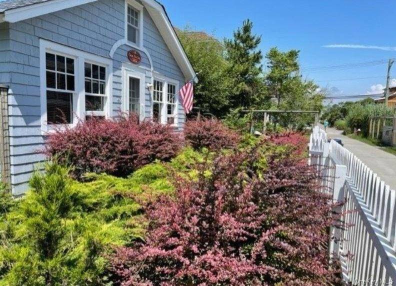 Welcome to this charming, turnkey beach cottage located south of Midway, just a short distance from the beach.