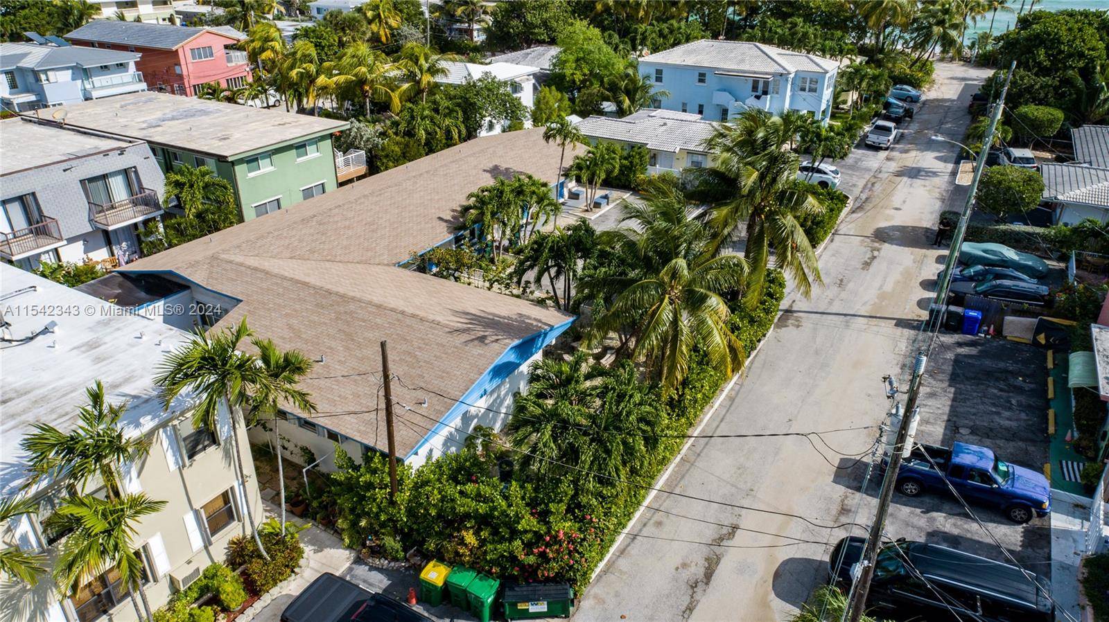 Welcome to paradise ! 3 FULL LOTS at the best location in the exclusive Hollywood's North Beach.
