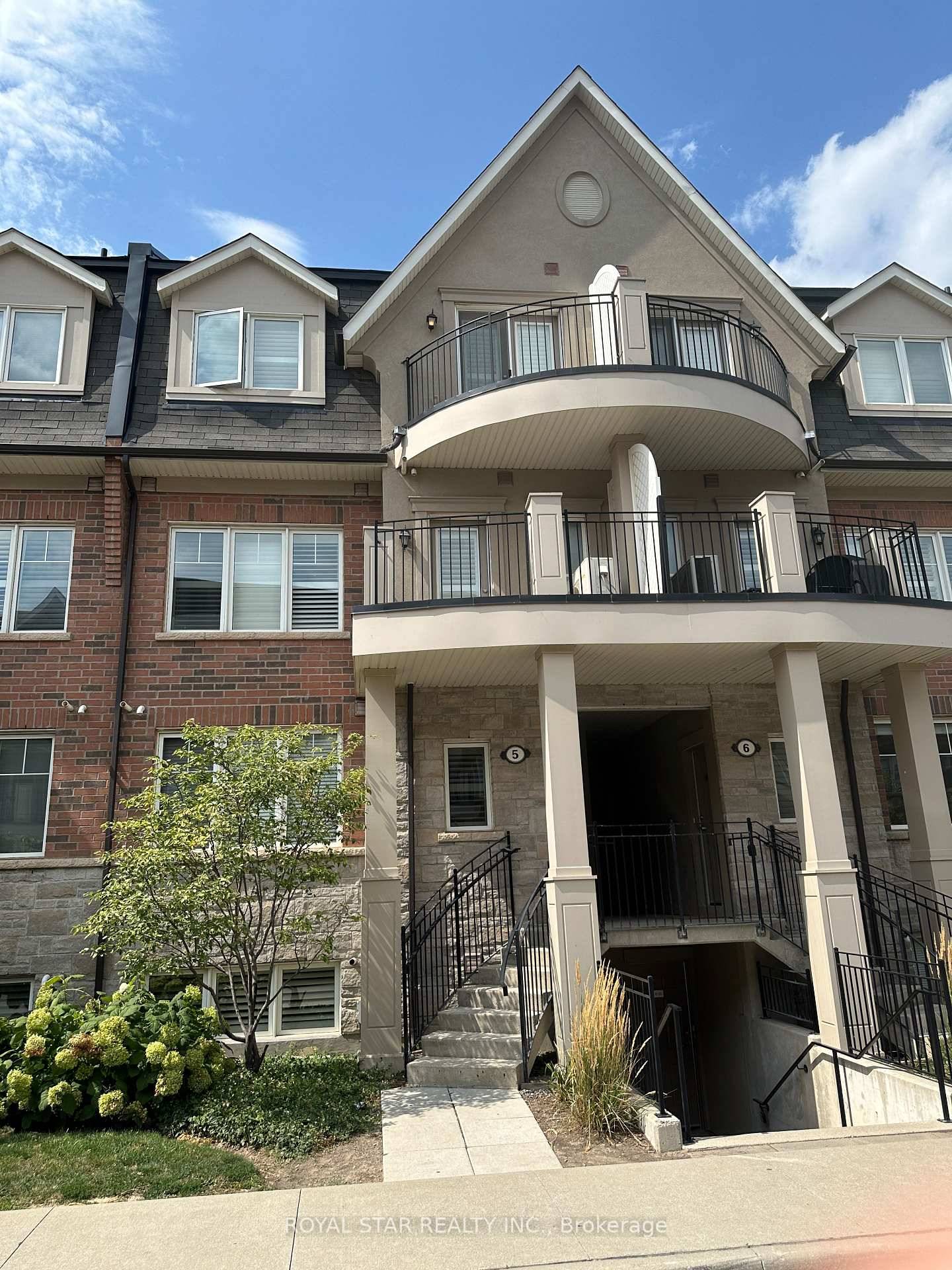 Welcome To The Renovated August 2024 Luxiourous Stacked Townhouse Of 1320 SqFt Size In Oakville, With New Vinyl Flooring And Freshly Painted.