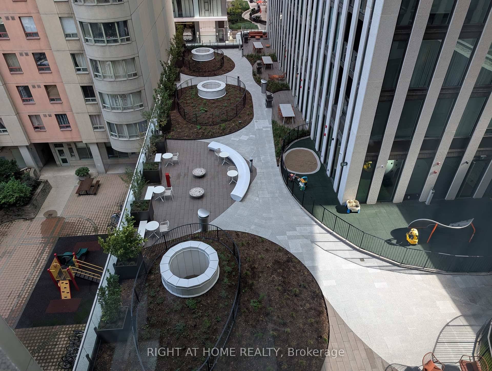 Located in the midst of the Entertainment, Financial and Entertainment Districts, cafes, restaurants, shops, theatres, art galleries, concert venues, sports arenas, Path System, Tiff, Rogers Centre, Union Station, hospitals, schools, ...