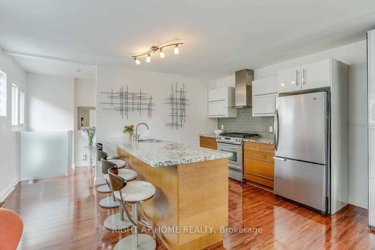 Client RemarksDetached with separate entrance to basement apartment.