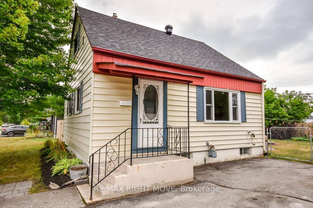 This immaculate 2 bedroom, 1 bathroom home offers a bright and inviting open concept living and dining area, complete with beautiful hardwood floors.