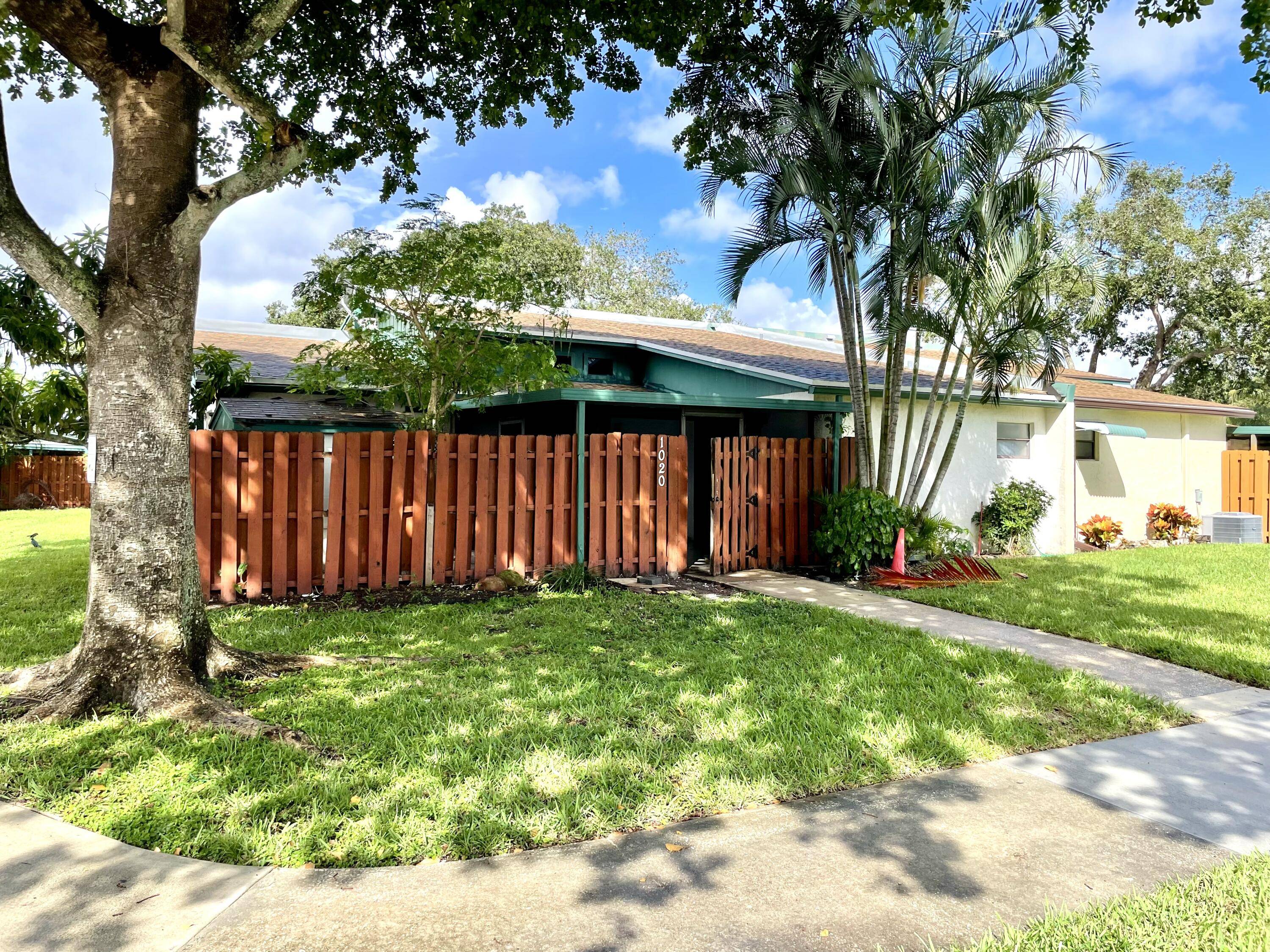 Beautiful 2 bedroom, 2 bath villa in the heart of Palm Springs !