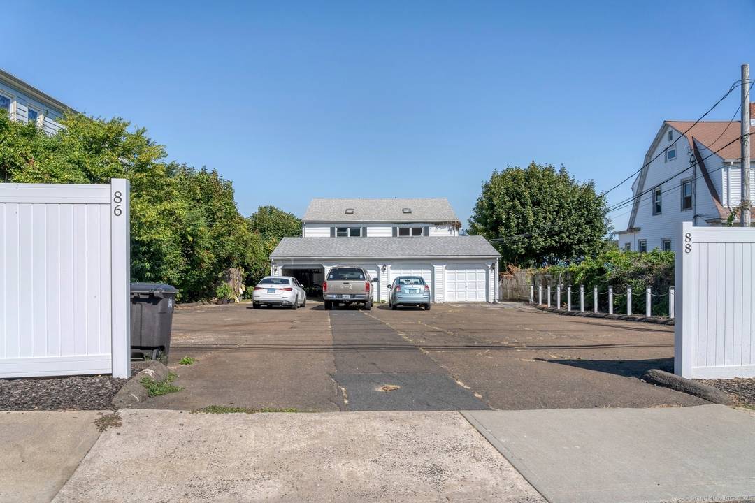 Welcome to 86 88 Cove Street, a rare direct waterfront four unit building in New Haven's Cove neighborhood.