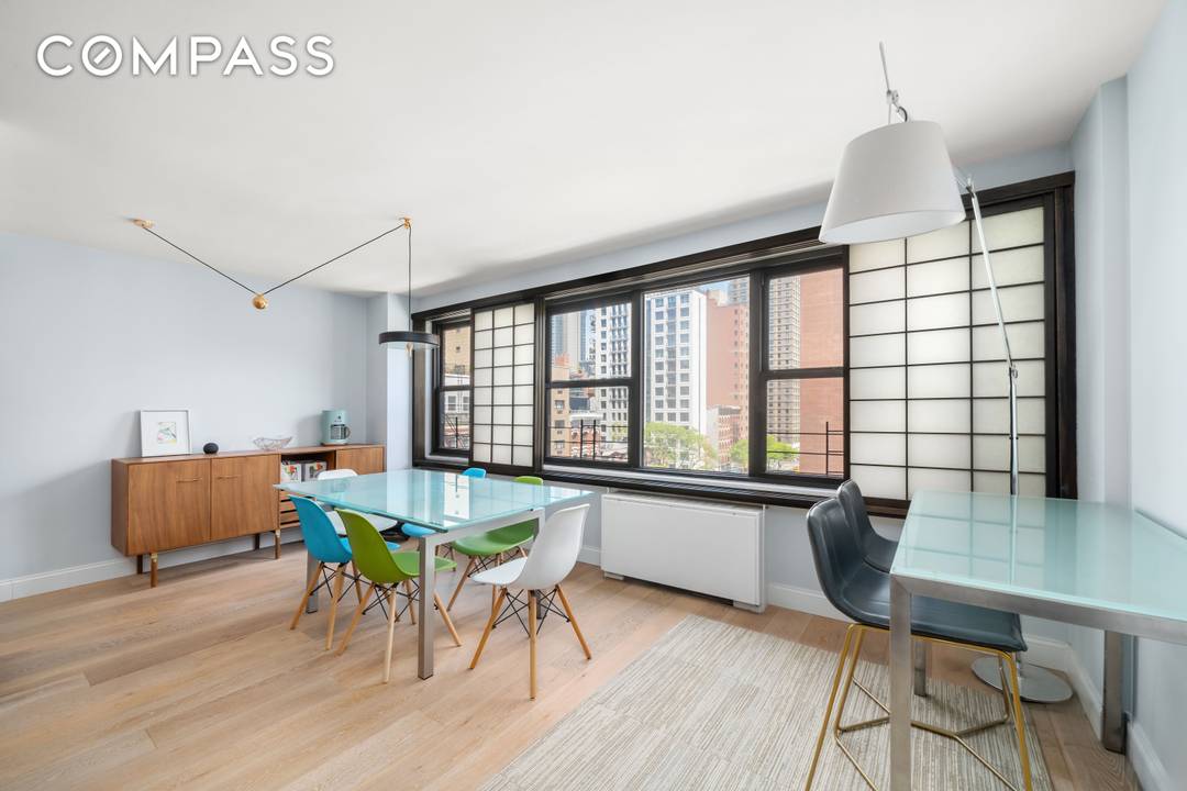 Set high above the vibrant streets of Murray Hill, this beautifully renovated three bedroom, three bathroom residence offers an exceptional blend of space, comfort, and iconic New York City views.