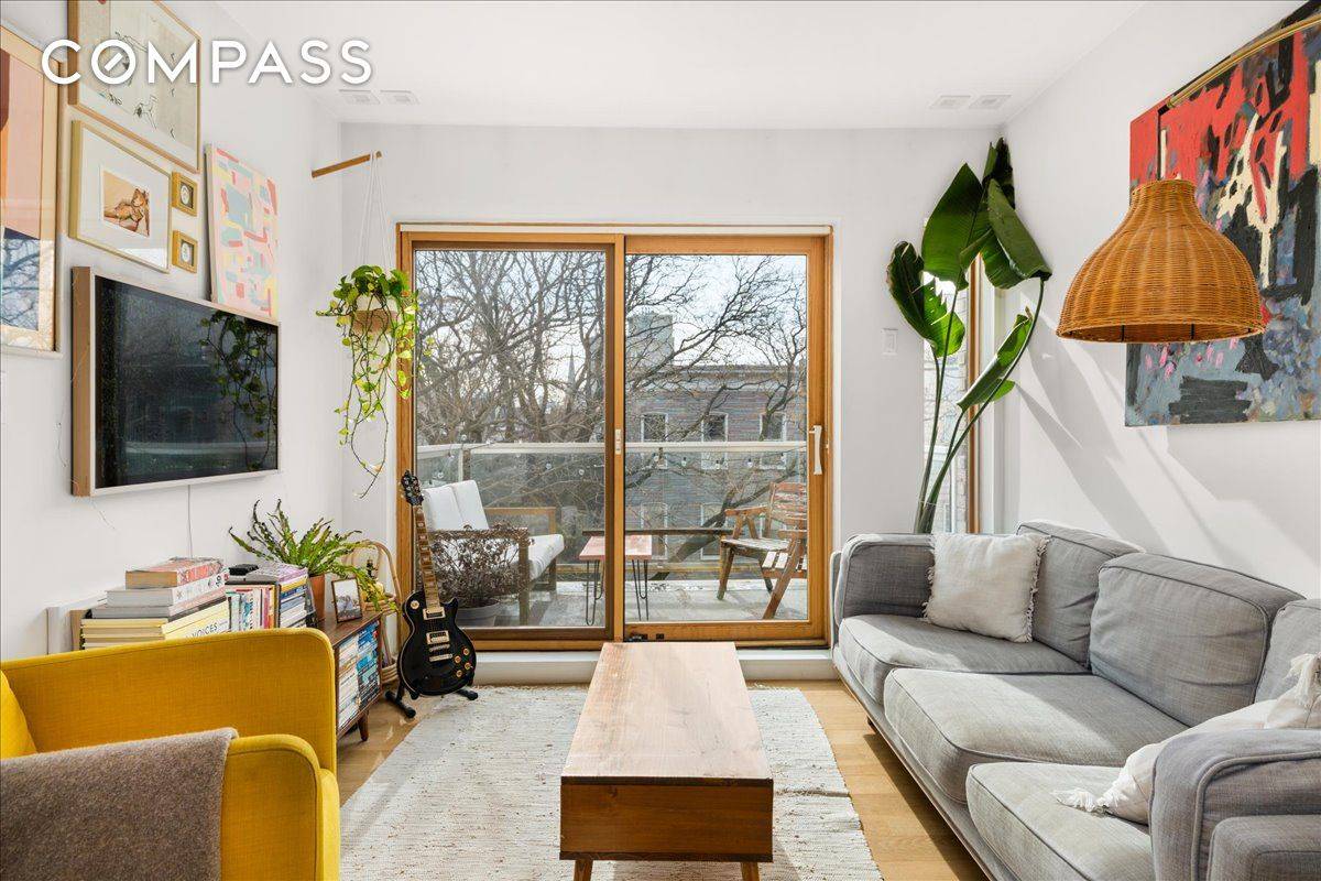 Available March 1 In Unit Vented W D Private Outdoor Space Sorry, No Pets Welcome to Residence 4F, a beautifully appointed one bedroom home in the heart of Williamsburg !