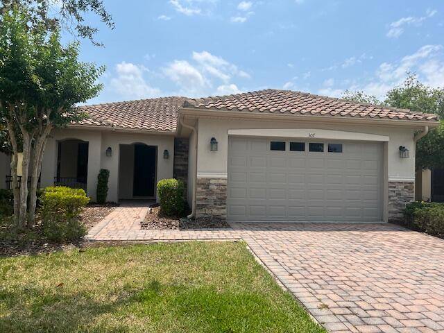 2 Br. a den 2Cgr ON A LAKE LOT, COUNTRY CLUB COMM, W 2GOLF COURSE NEAR ORLANDO AREA.