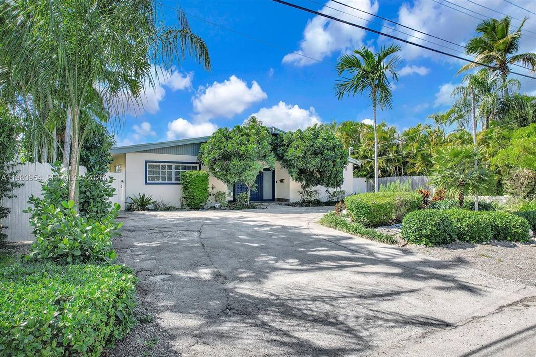 A rare generational waterfront opportunity on prestigious Prairie Ave, offering one of the last oversized waterfront parcels in this coveted Miami Beach residential corridor.