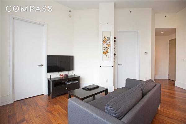 Bright and sunny south facing 1 bedroom with stunning views is available at 1 Vernon Jackson, a boutique condo in the heart of Long Island City !