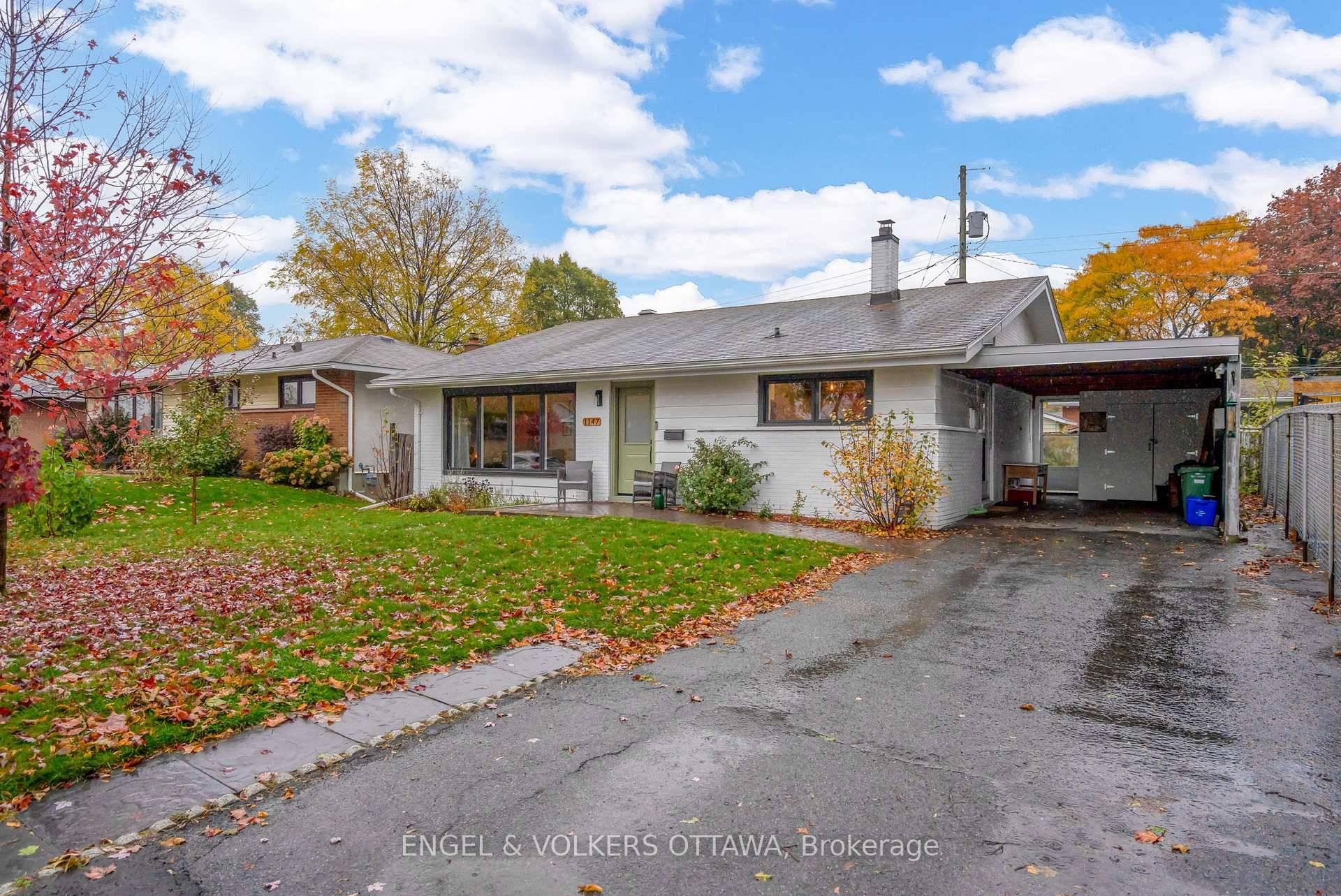 Welcome to this charming detached back split with beautiful cottage like curb appeal and impressive front walk way !