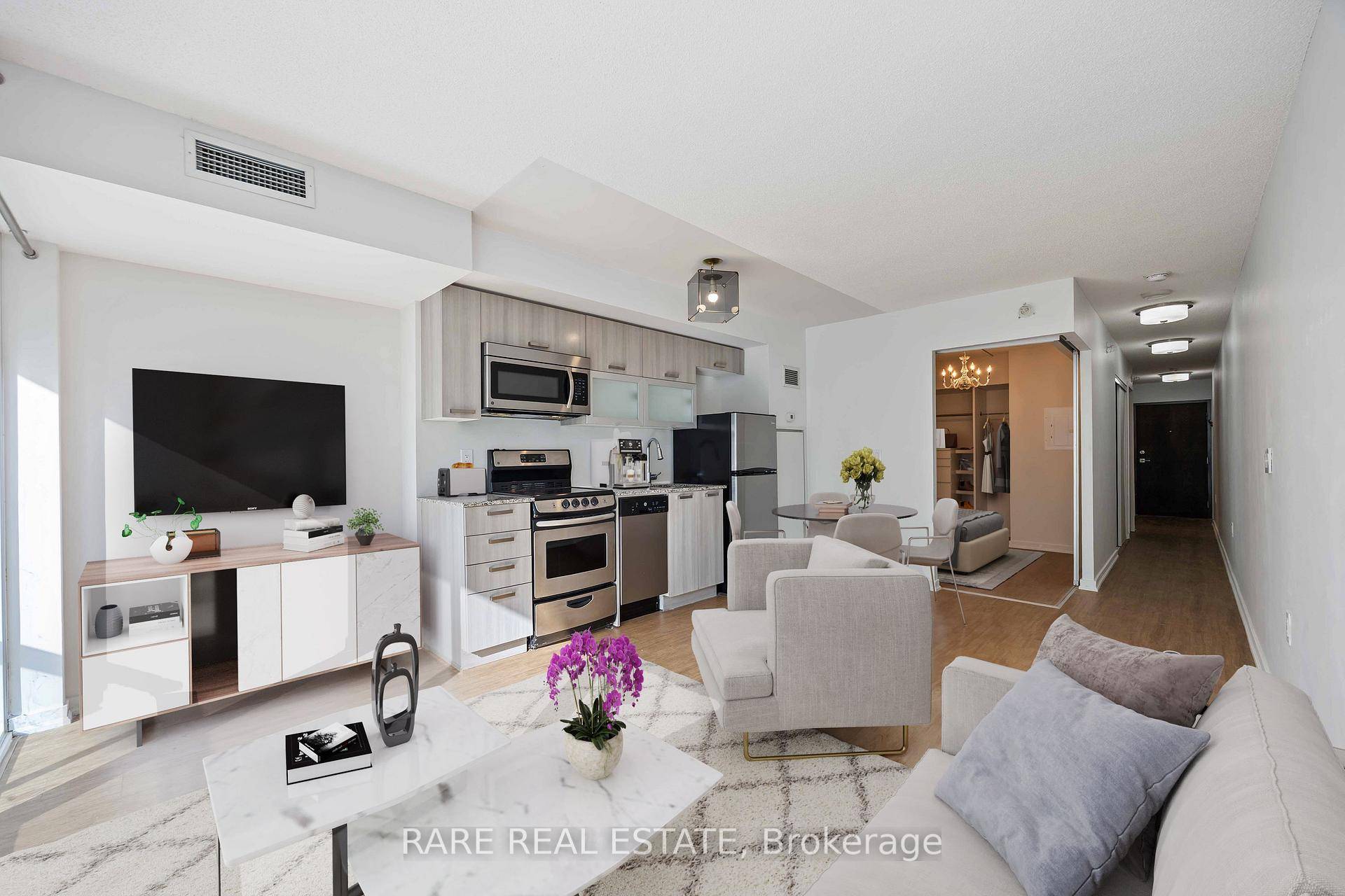 Welcome to 36 Lisgar the heart of Queen West living !