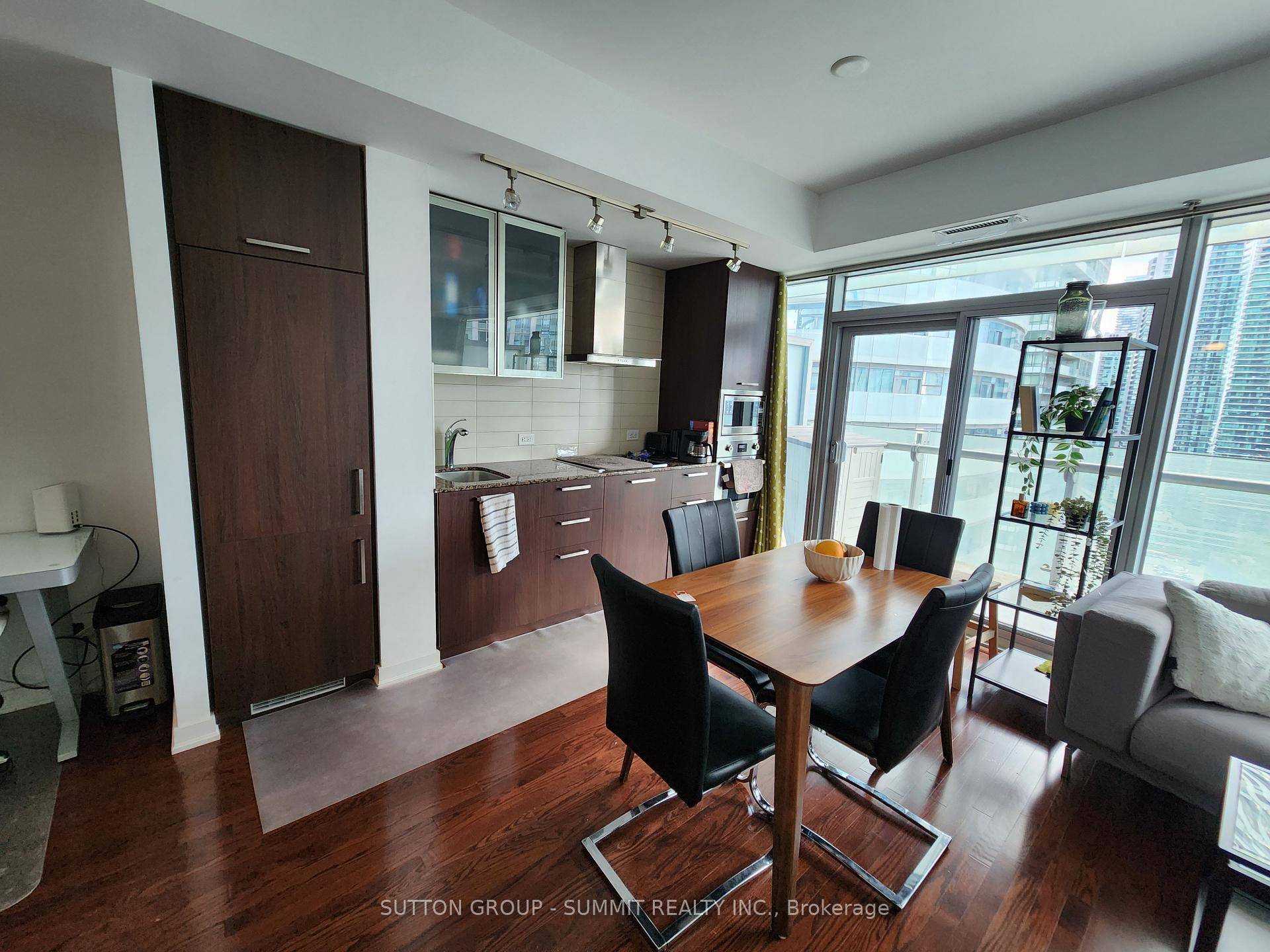 BEAUTIFUL 1 BEDROOM DEN UNIT WITH EAST CITY VIEW, 538 S.