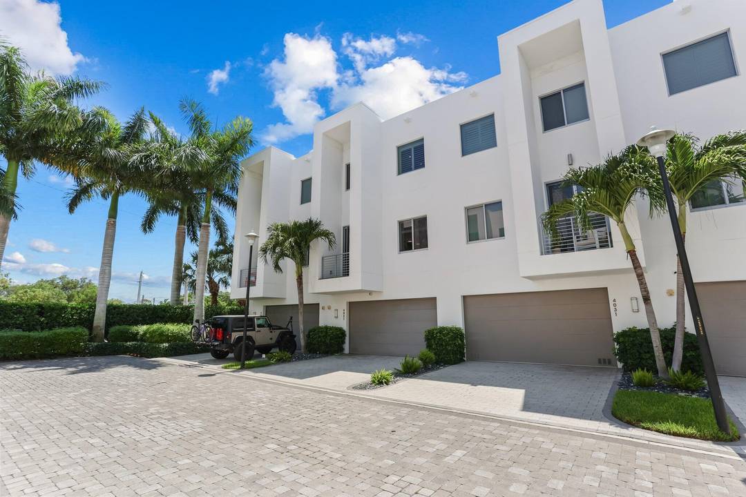 Modern Elegance Refined Living in Boca Raton's Coveted Moderne Community Discover sophisticated living in this beautifully upgraded townhome located in the exclusive Moderne Boca Raton.