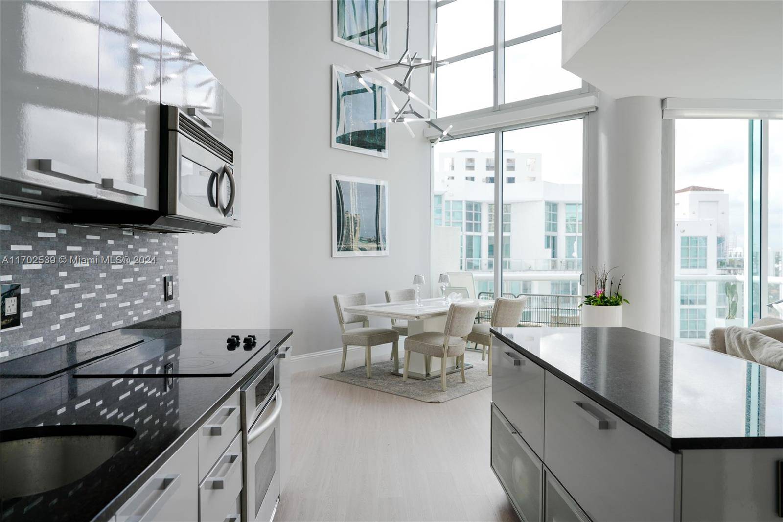 This gorgeous 2 story remodeled Penthouse in the heart of Aventura offers 2 bedrooms plus a den, 2.