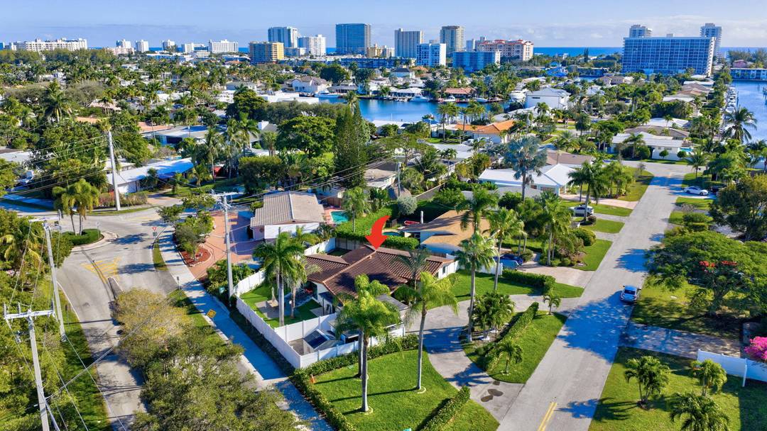 Discover the perfect home in Pompano Beach, just a 5 minute drive to the beach and conveniently located near restaurants, shopping, and entertainment.