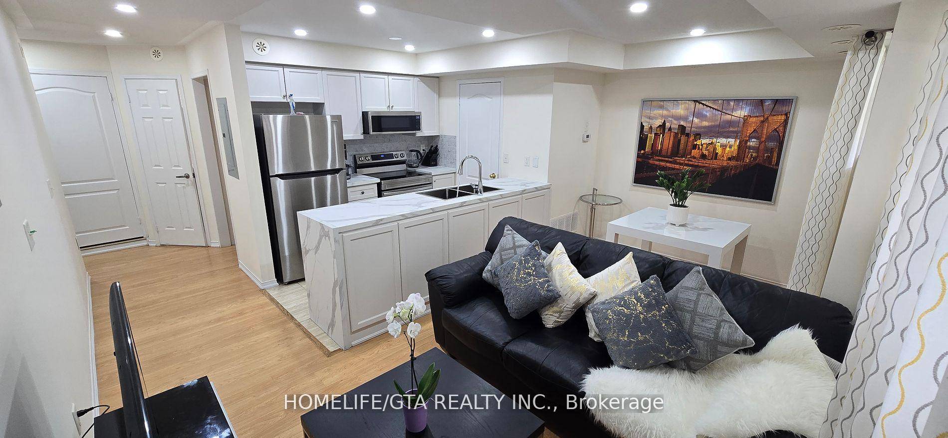 Beautifully Maintained One Bedroom Stacked Condo Town House In Sought After Area.