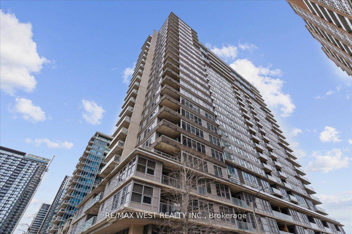Million dollar views ! ! Don't miss this beautiful south facing unit with a wrap around terrace and 180 views of the City and Lake Ontario.