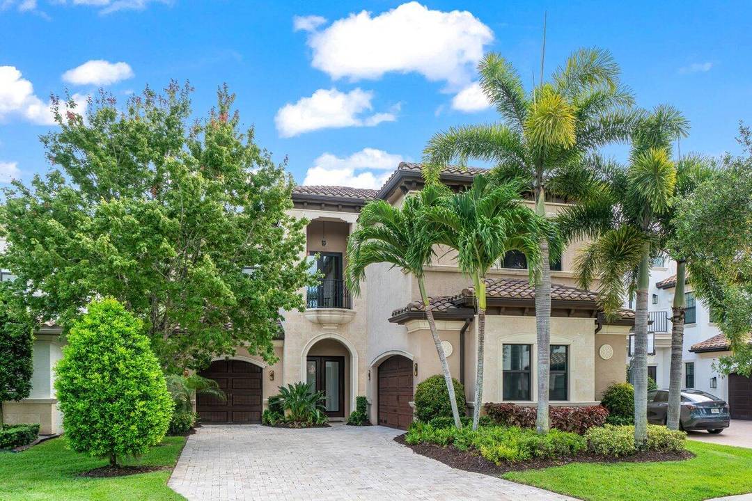 Beautifully upgraded 5 bedroom Vizcaya with heated, salt water pool and large spa in The Bridges !