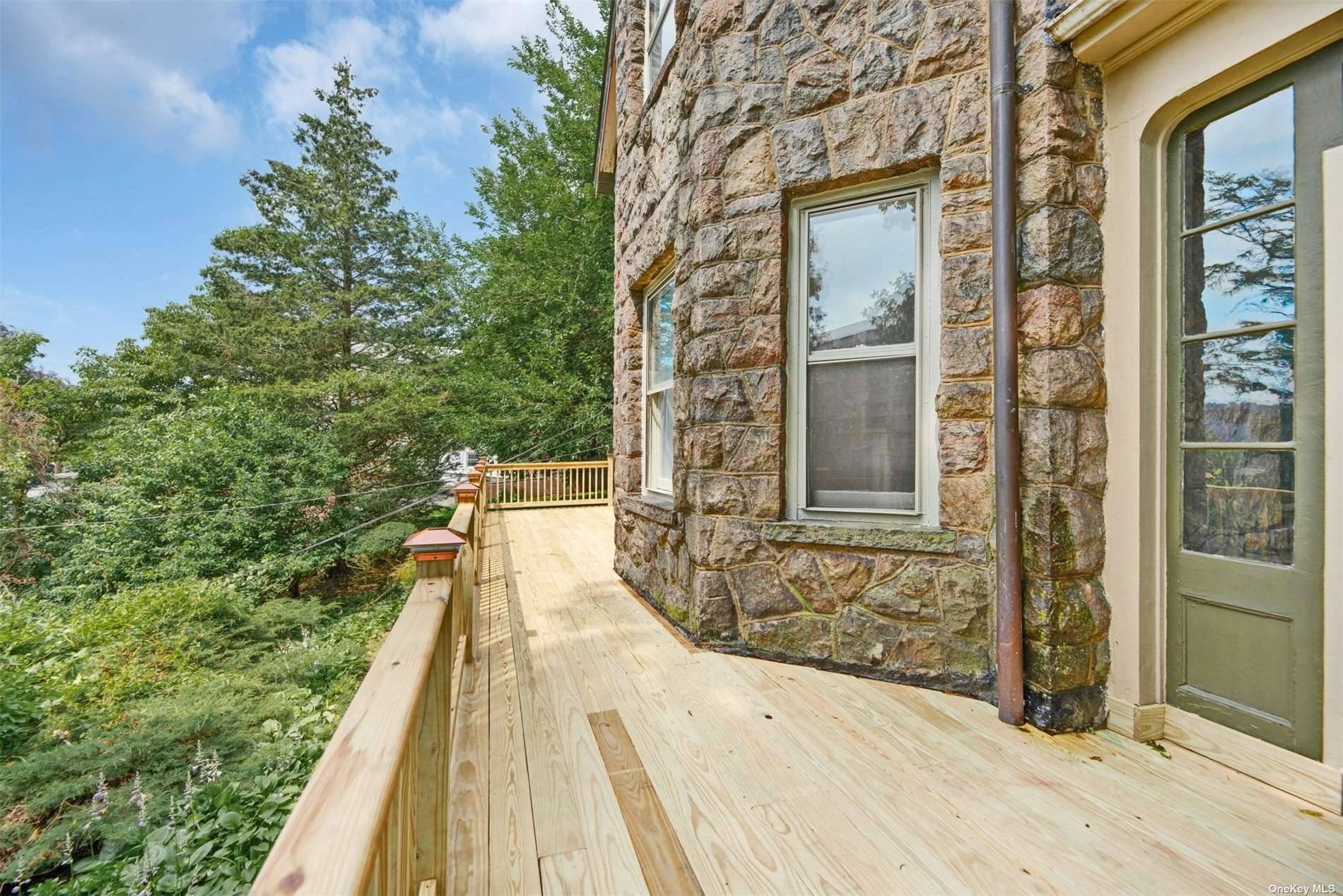 Welcome to 1178 1180 Warburton Avenue.