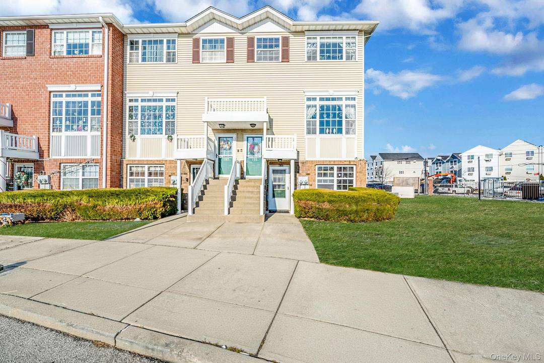 Absolutely beautiful and spacious 3 bedroom duplex apartment with 2 bathrooms amp ; water views.